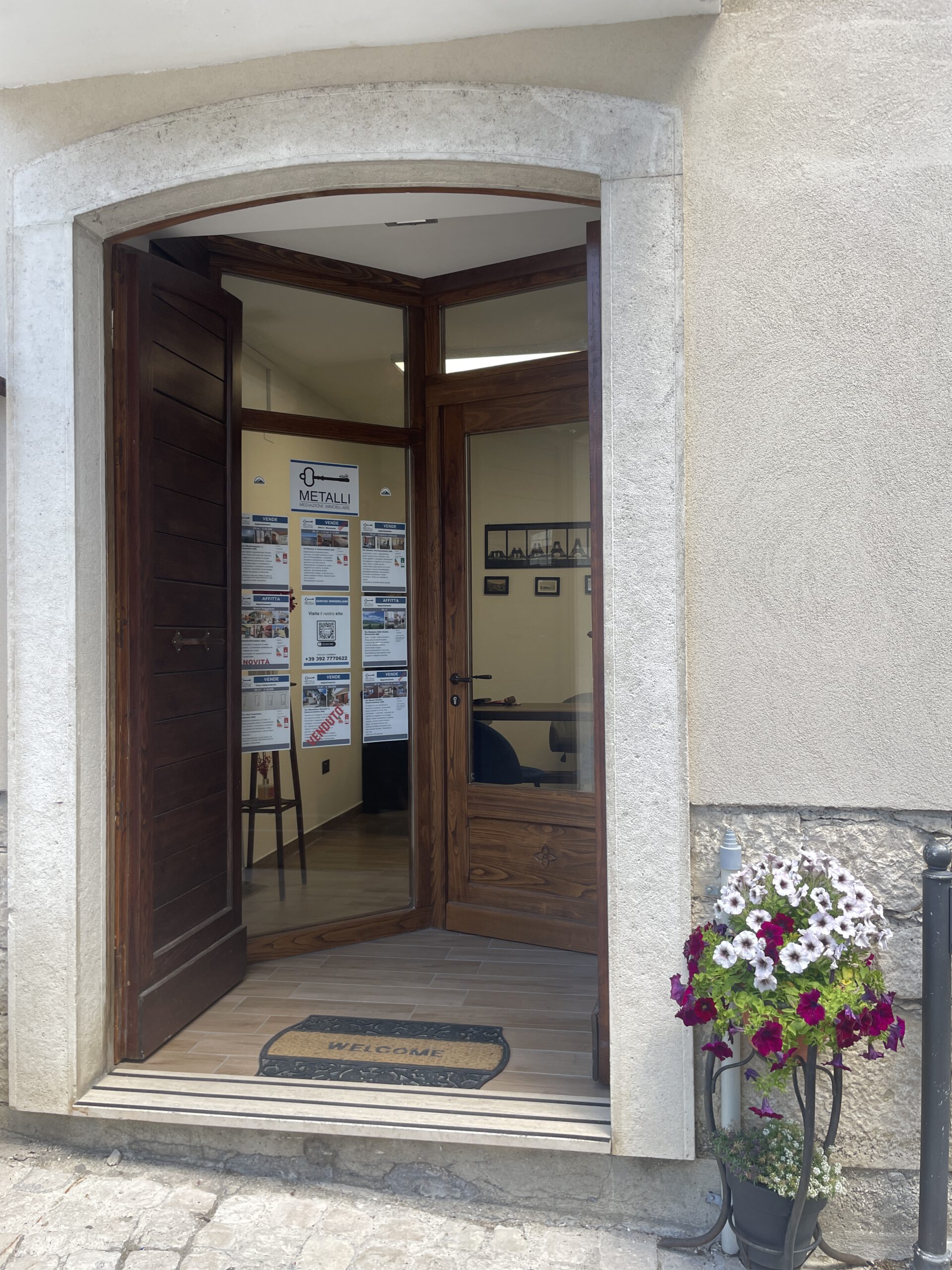 Esterno dell’Agenzia Immobiliare di Pescocostanzo con ingresso principale e vetrine, situata nel centro storico del paese.