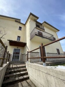 Pescocostanzo, luminoso trilocale con ottima disposizione degli spazi.