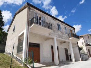 Pizzoferrato, luminoso cielo terra da ristrutturare, in provincia di Chieti.
