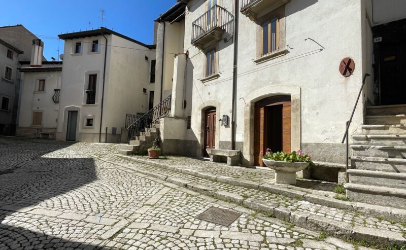 Pescocostanzo, pieno centro storico, locale commerciale in locazione.